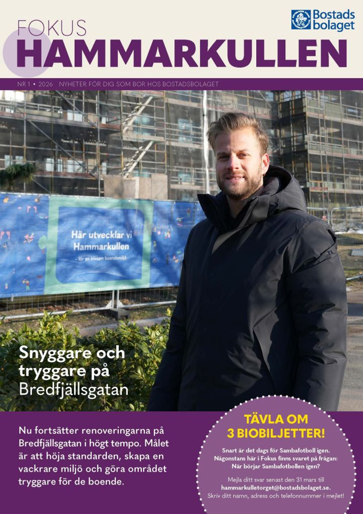 Omslag till en tidning. En man står framför en byggnad.