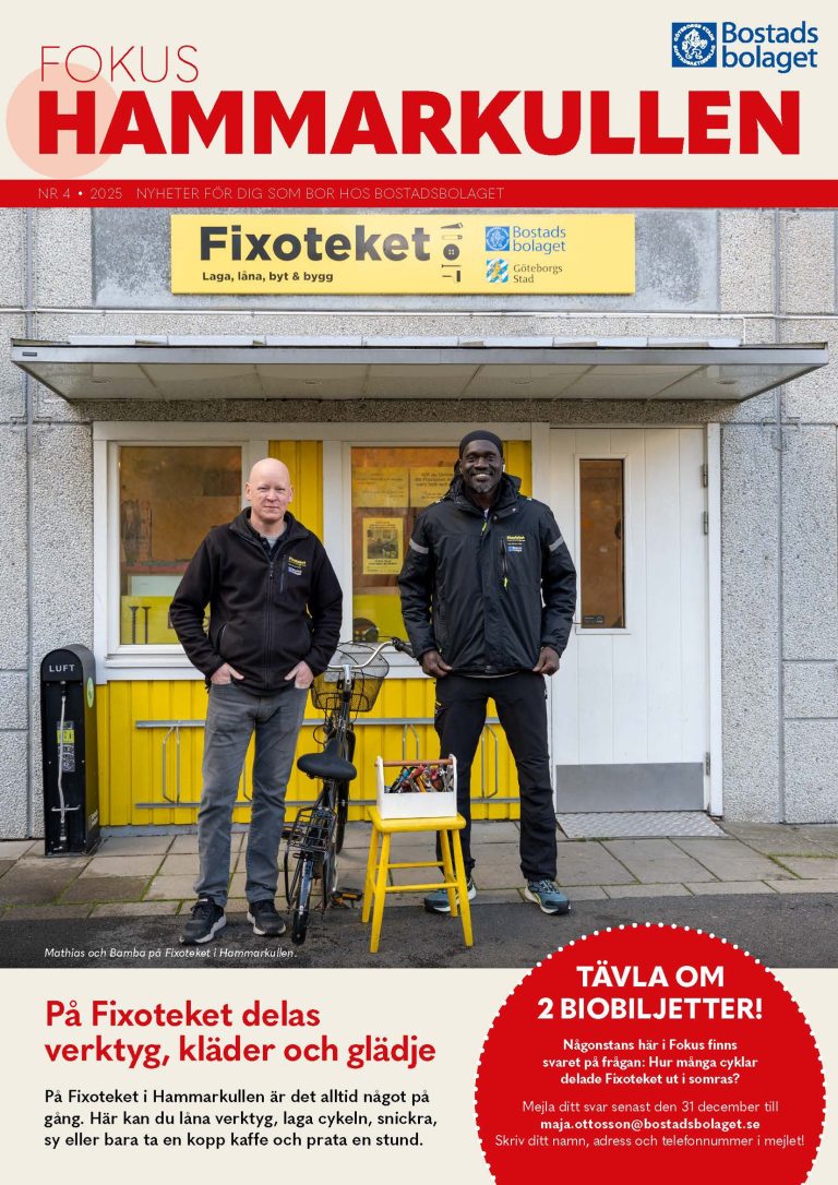 Några män som står bredvid varandra framför en byggnad.