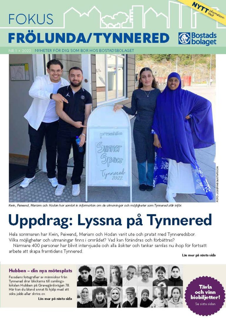 Omslag där man ser en grupp människor som står bredvid en skylt.