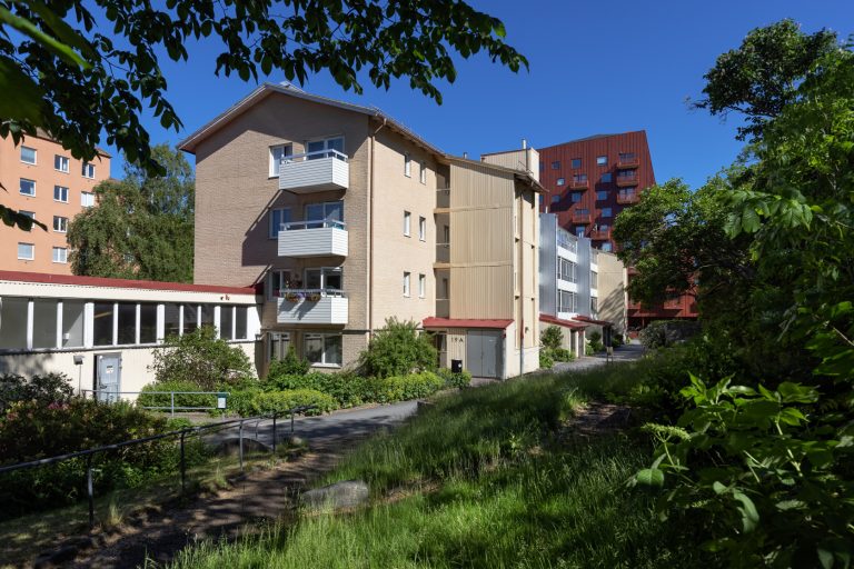 En rad hyreshus på en solig dag.