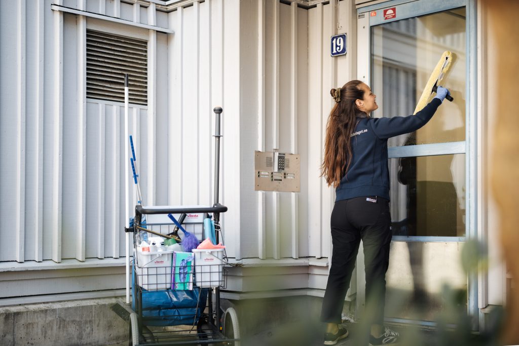 En kvinna framför en byggnad.