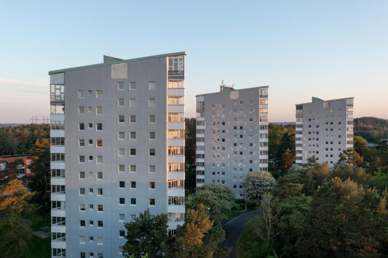 Några höga byggnader som står bredvid varandra.