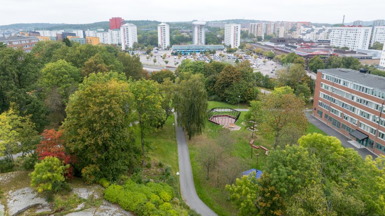 En flygbild av en park och en stad