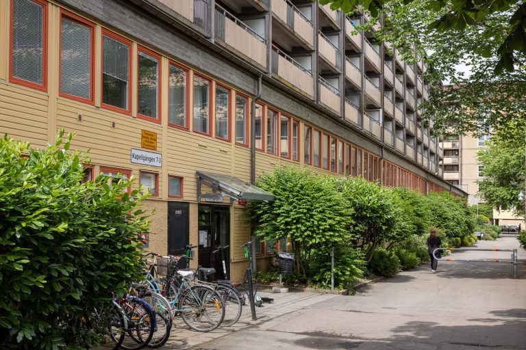 En rad cyklar parkerade framför en byggnad.