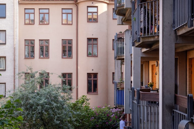 Ett flerbostadshus med balkonger.