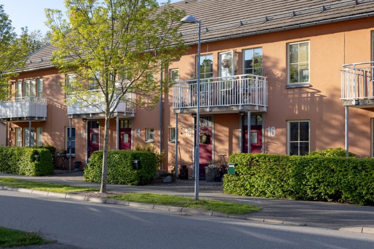 En rad flerfamiljshus med balkonger.