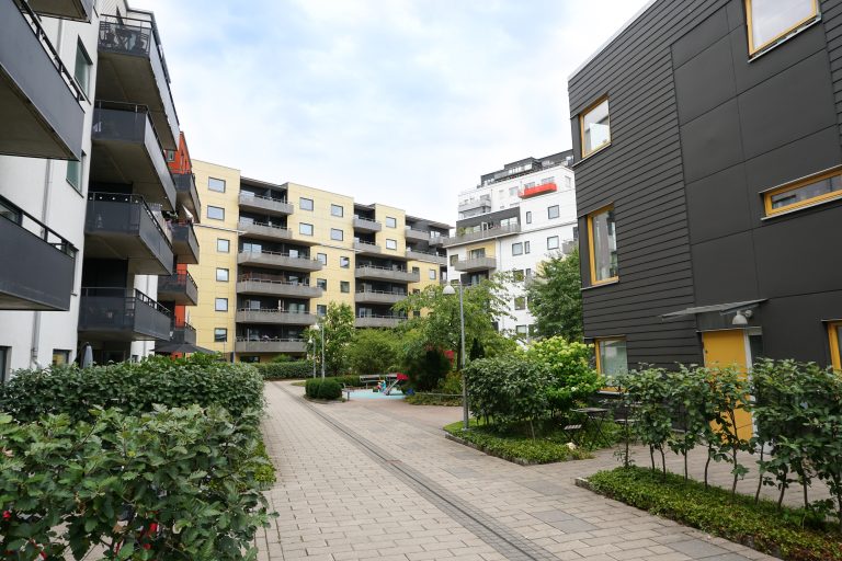 En gångväg mellan två byggnader i en stad.