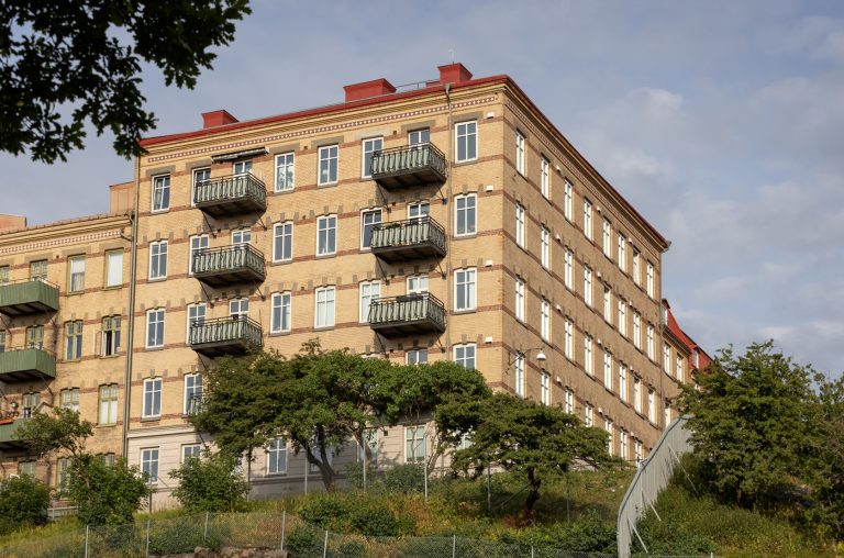 En hög byggnad med balkonger uppe på en höjd.