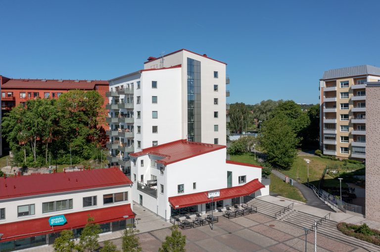 En flygbild av Bostadsbolagets fastigheter vid Radiotorget. 