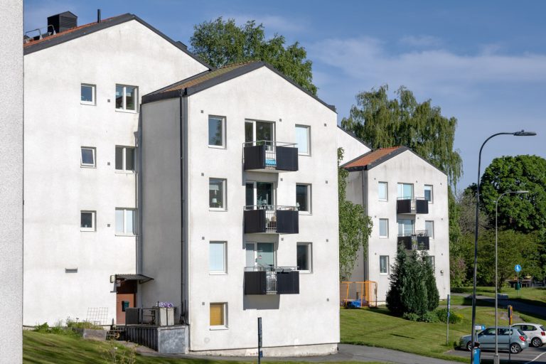 Ett flerbostadshus med balkonger.