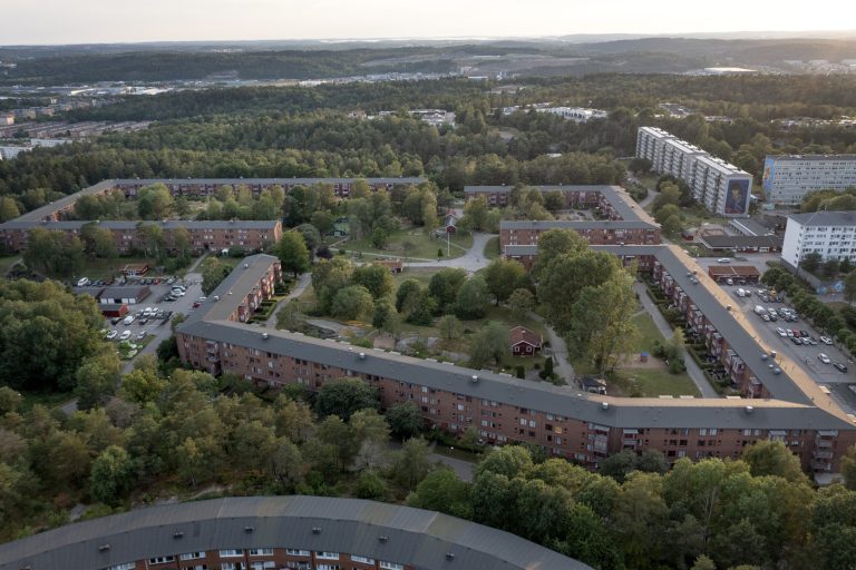 En flygbild av en stad med många träd.