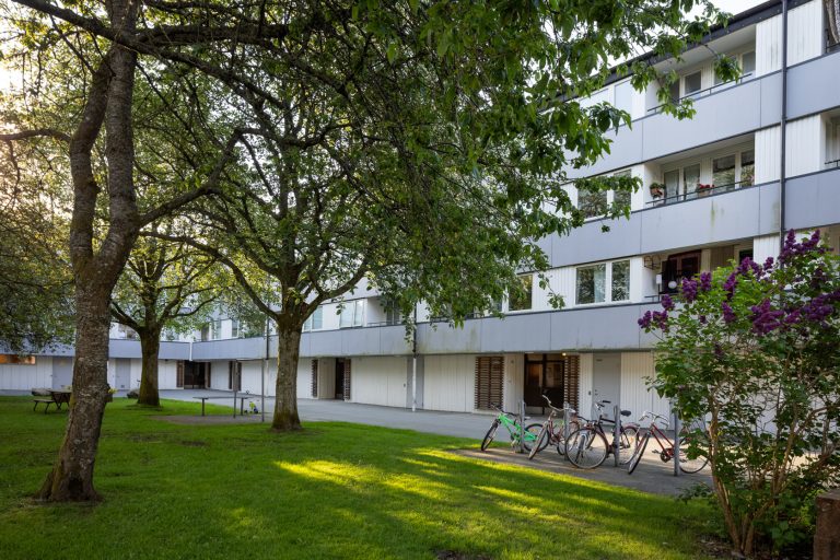 Några cyklar parkerade framför en byggnad.