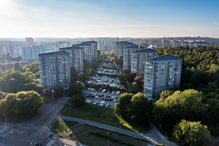 En flygbild av en parkeringsplats i en stad.