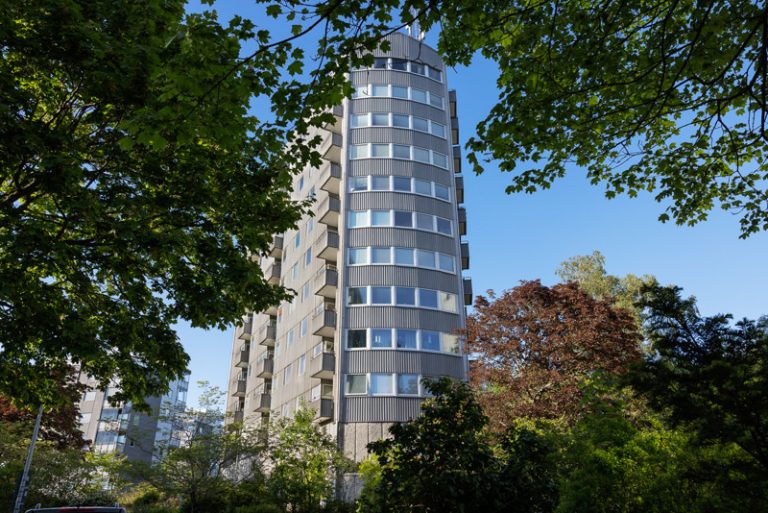 En mycket hög byggnad med många fönster.