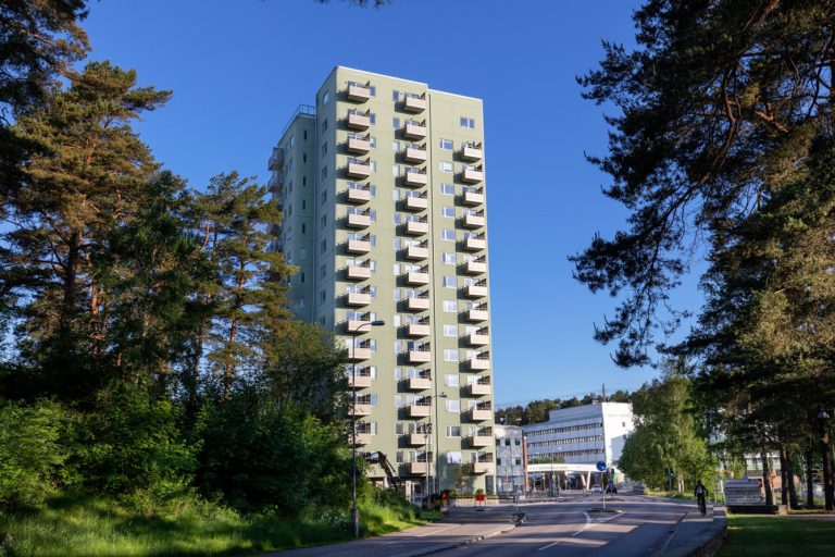 En mycket hög byggnad som ligger vid sidan av en väg.