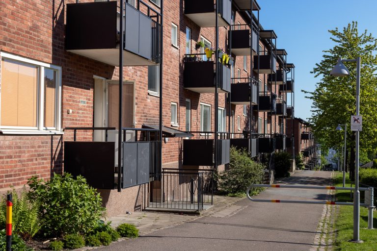 Ett hyreshus i tegel med balkonger och balkonger.