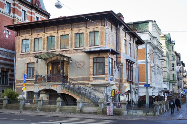 En byggnad med en trappa på sidan av den.