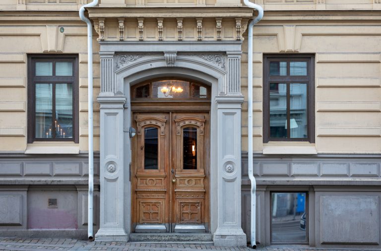 En stor trädörr på sidan av en byggnad.