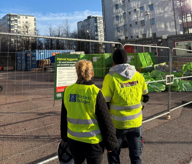 Illustration av en ringklocka med ett utropstecken framför.