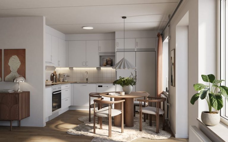 En visualiseringsbild på ett kök med bord, stolar och växter intill ett fönster.