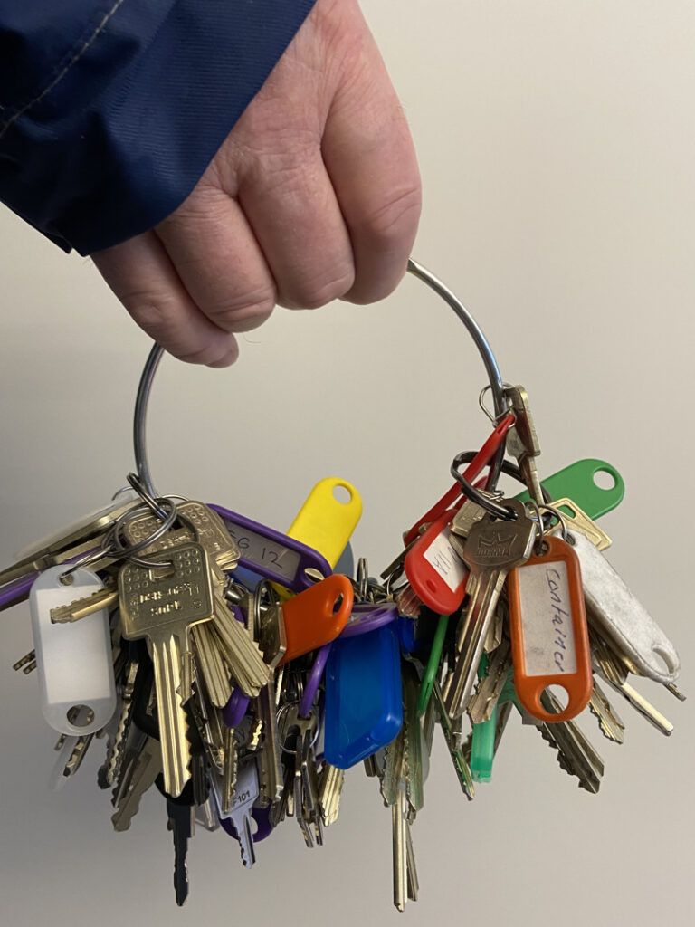 En person som håller en nyckelknippa i sin hand.