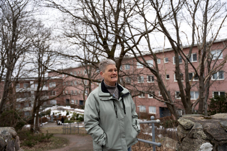 En kvinna i ett bostadsområde.
