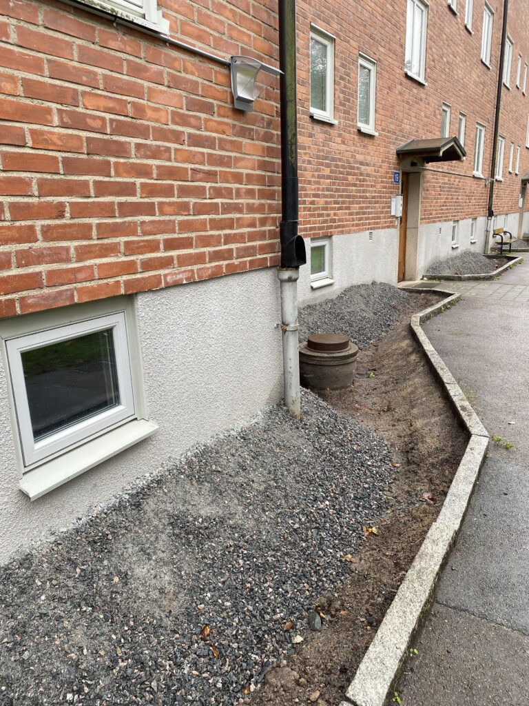 Socklar på en tegelbyggnad, som grävts upp. 