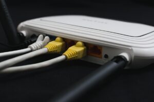 En router med fyra olika kablar. 