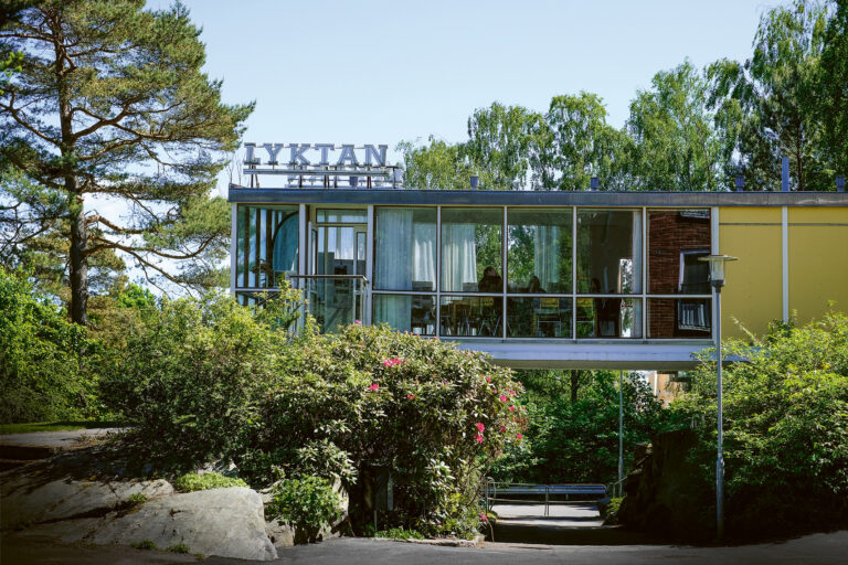En byggnad med en skylt på taket.