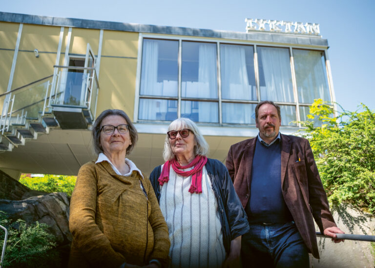En grupp människor som står framför en byggnad.