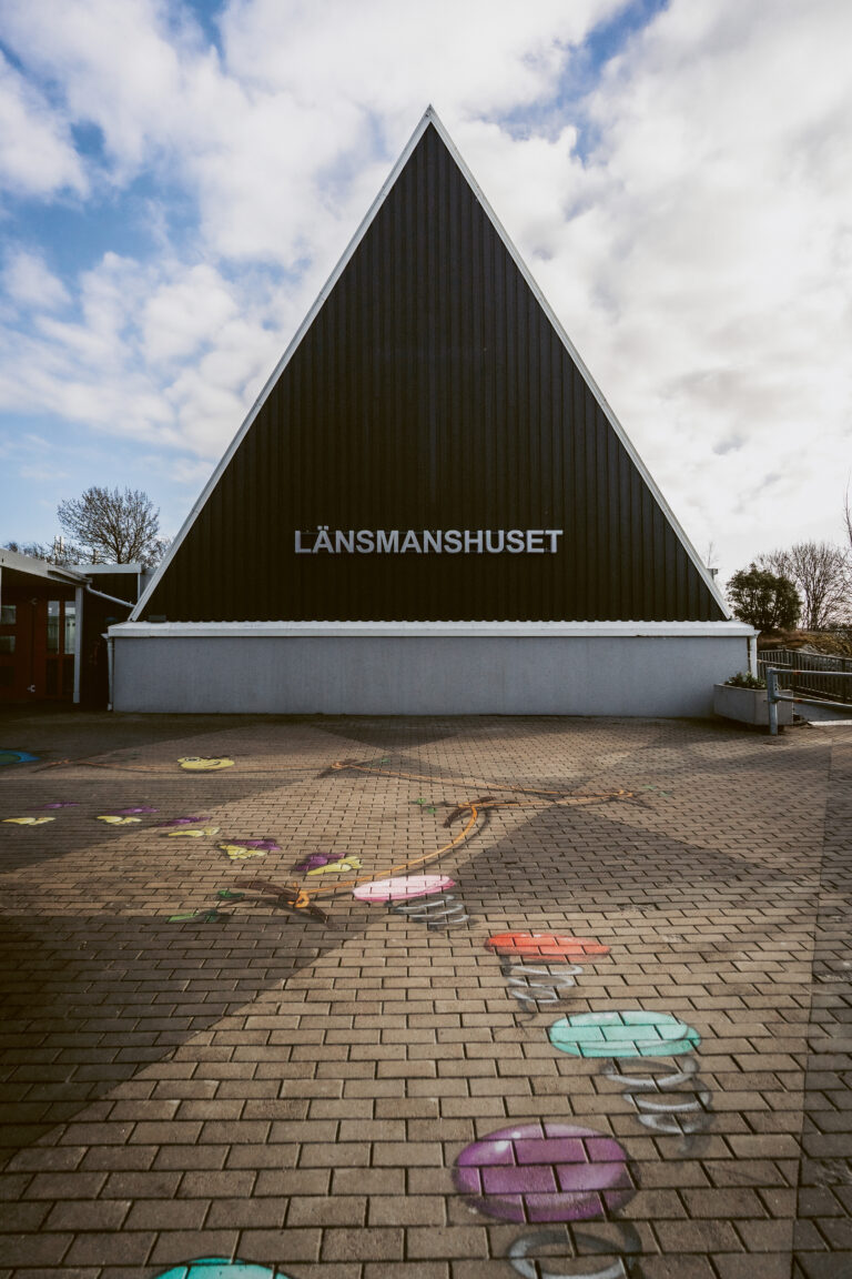 Ett foto på Länsmanshuset, tidigare kyrka, i Länsmansgården