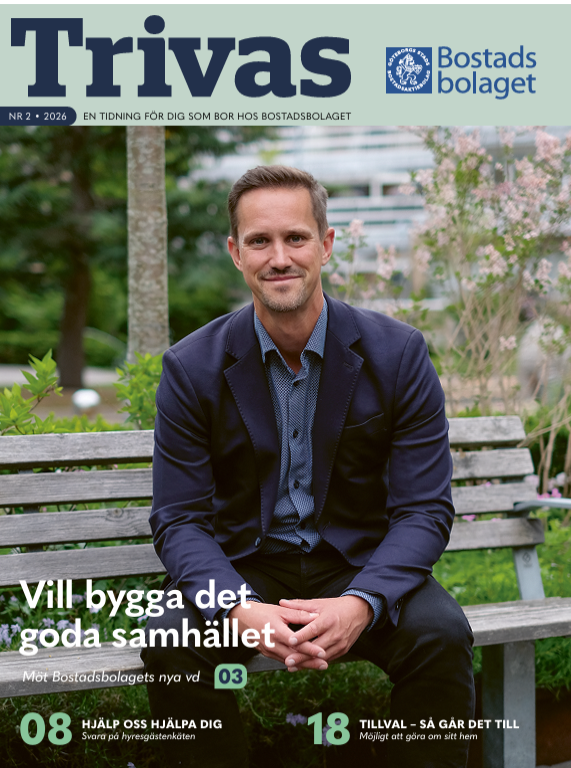 Man i kostym sitter på en bänk framför grönskande bakgrund. Text i bild: "Trivas, Bostadsbolaget".