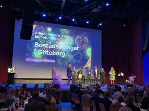 En man med mikrofon pratar på scenen.