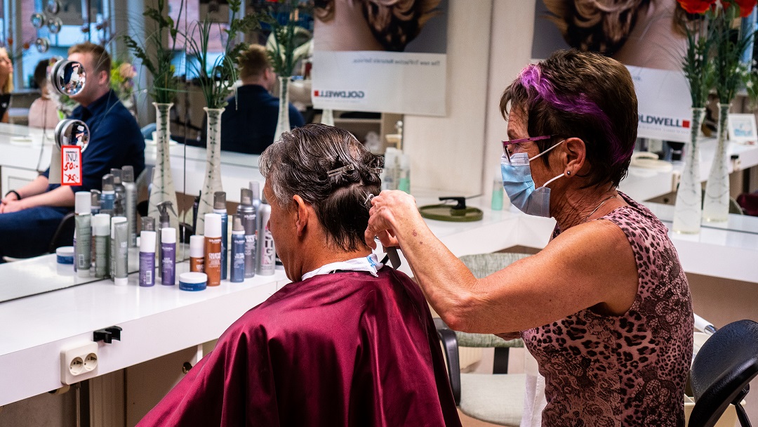 Angela Backman går nu i pension efter 47 år som frisör i samma lokal i Kortedala. På bilden klipper hon en kund.