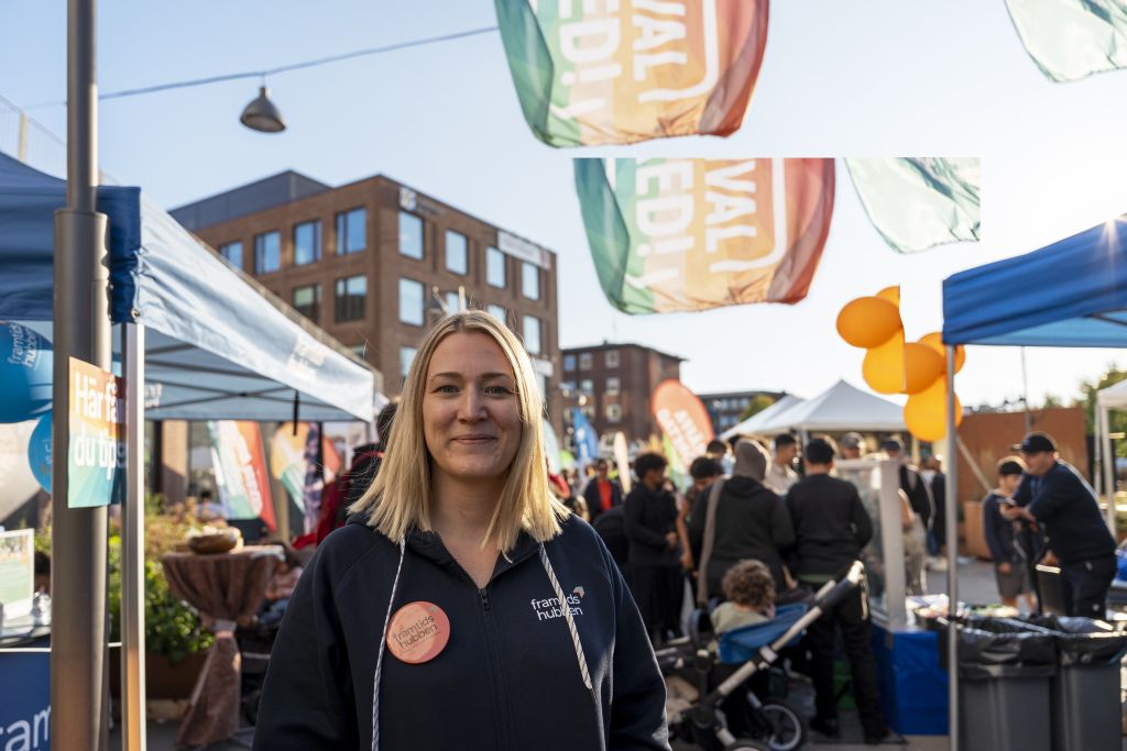 Kvinna som står framför folkvimmel