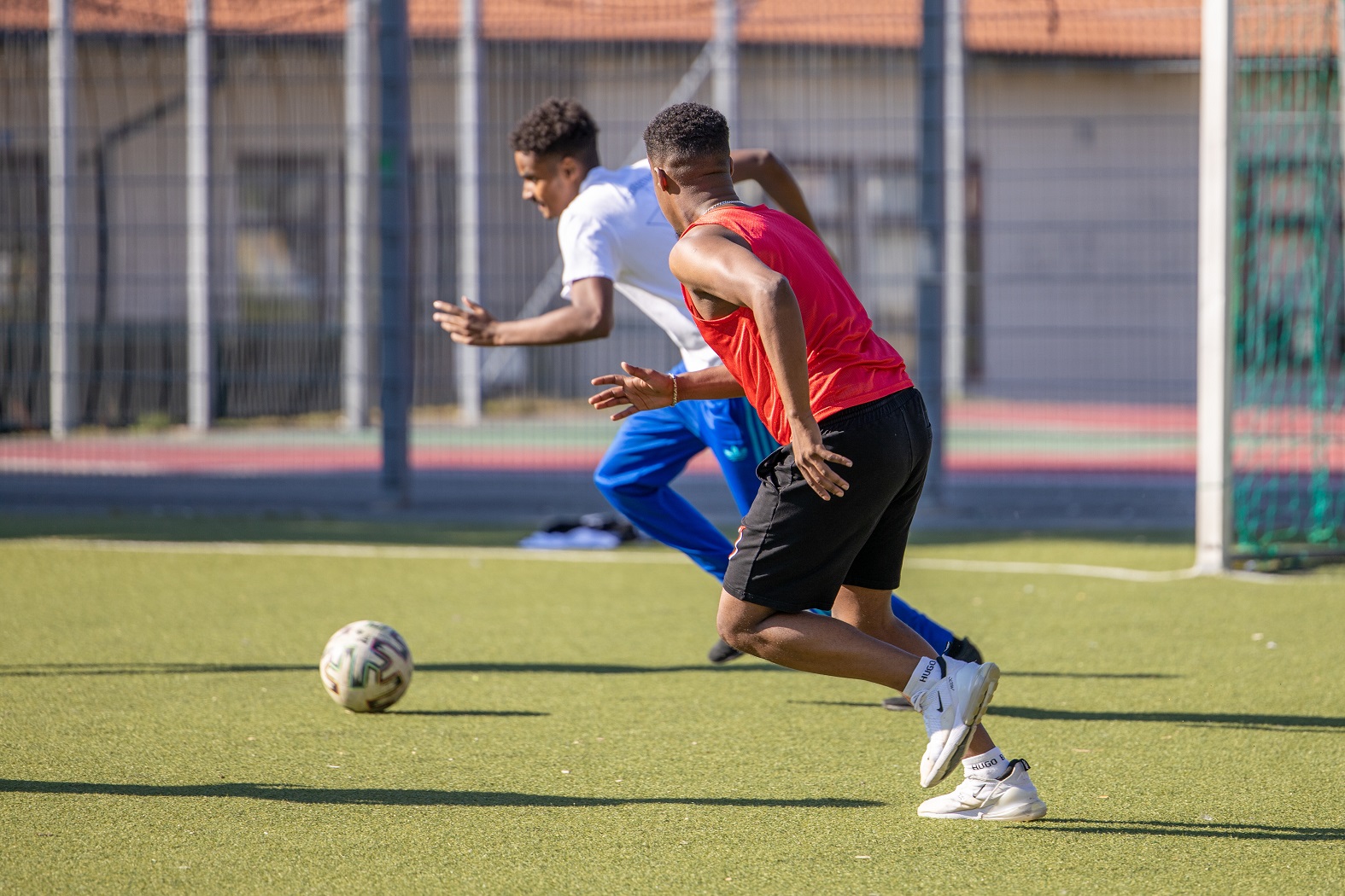 Ungdomar spelar fotboll i en fotbollsturnering i Norra Biskopsgården. Turneringen finansieras av boendebudgeten i Norra Biskopsgården och för arrangemanget står Geesgud Ungdomsförening. 