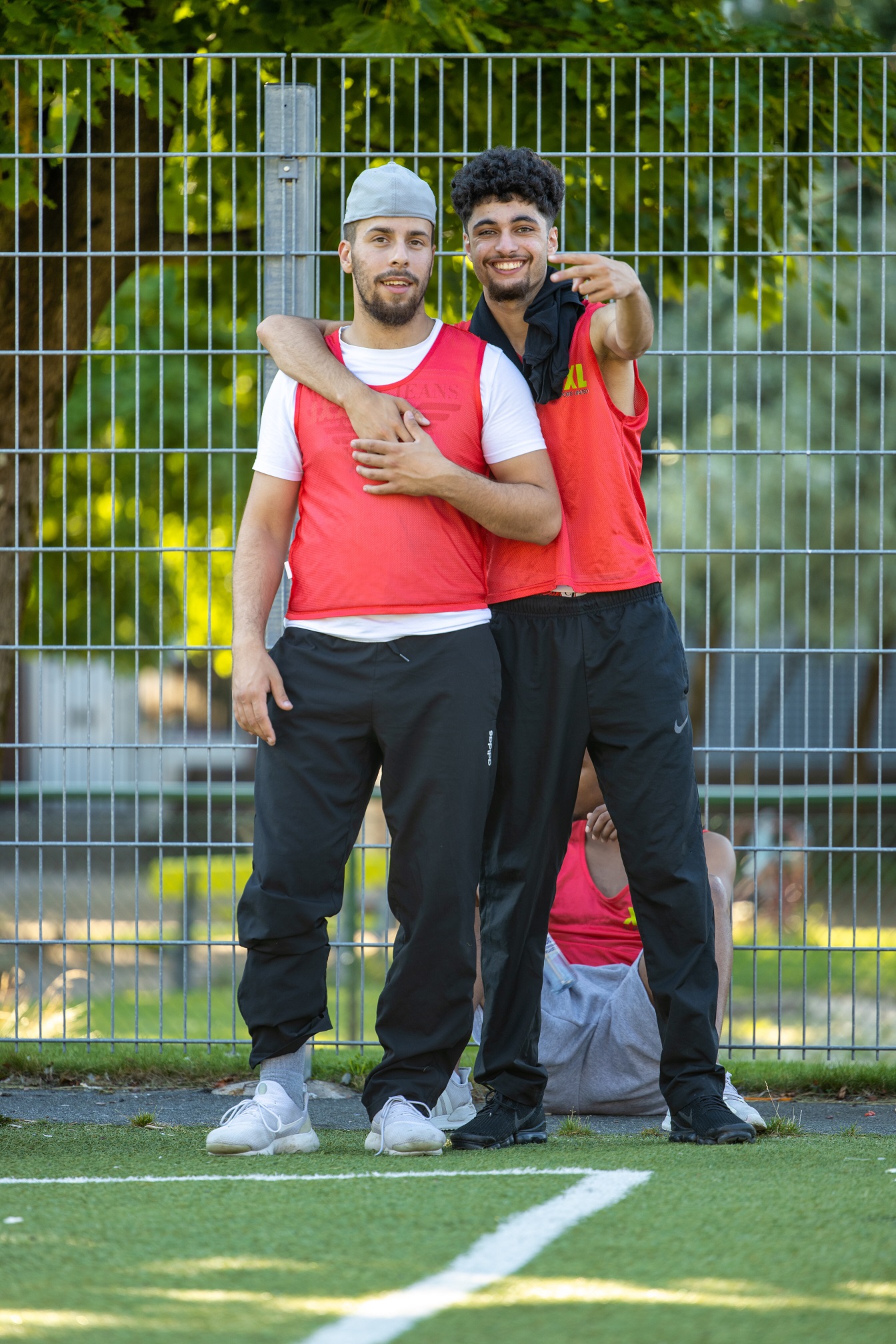 Ungdomar spelar fotboll i en fotbollsturnering i Norra Biskopsgården. Turneringen finansieras av boendebudgeten i Norra Biskopsgården och för arrangemanget står Geesgud Ungdomsförening.