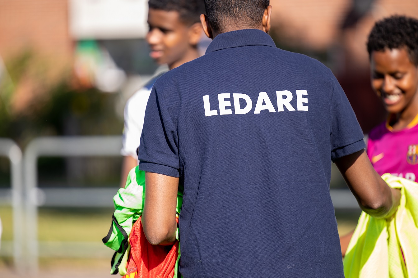 Ungdomar spelar fotboll i en fotbollsturnering i Norra Biskopsgården. Turneringen finansieras av boendebudgeten i Norra Biskopsgården och för arrangemanget står Geesgud Ungdomsförening.