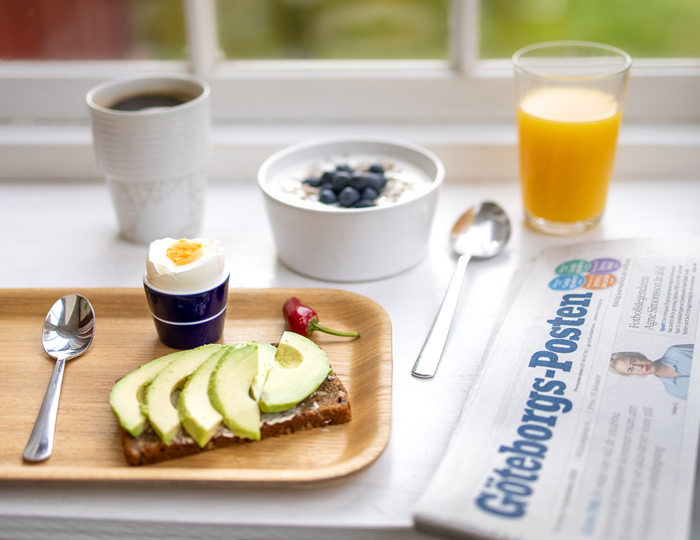 Frukostbricka och morgontidning