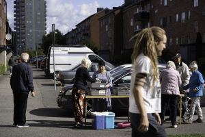 Människor delar ut mat i Kortedala.