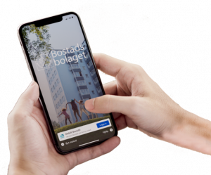 Två händer som håller i en smartphone som visar Bostadsbolagets app på hemskärmen.