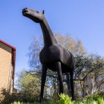 En bild på skulpturen Havre och Betong i Guldheden. Den föreställer en häst i trä.