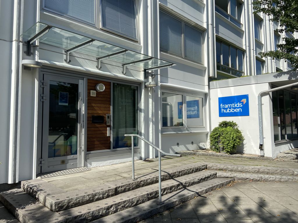 Fasad i Frölunda med skylt där det står Framtidshubben