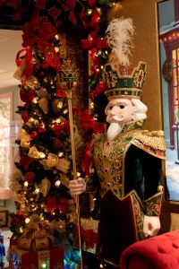 Bilder på juliga saker i en julbutik.