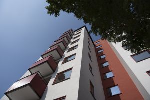 Ett av husen på Kalendervägen fotat underifrån.