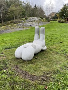 En skulptur föreställande en liggande kanin.