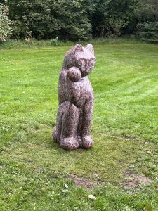 En skulptur föreställande en stående katt.