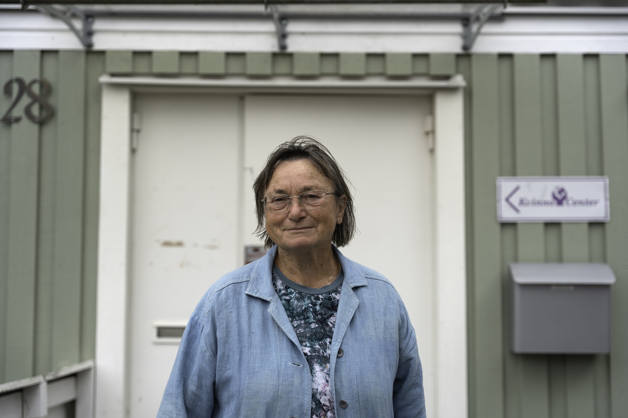 Tre kvinnor står bredvid varandra och ler.