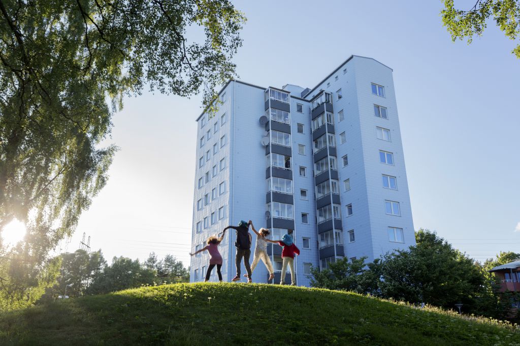 Bilden visar barn som leker på en kulle i Kortedala, Göteborg