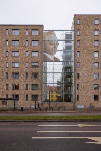 Två hus med en glasvägg med en relief av Gustaf Dalén på sig.